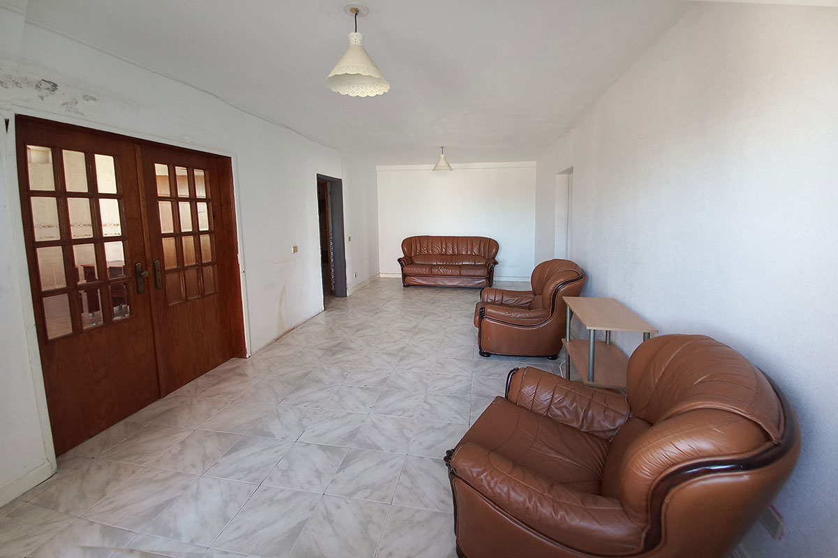 Apartamento de quatro assoalhadas, para remodelação total, nos Jardins do Sado, em Setúbal - Refª 4-020.22