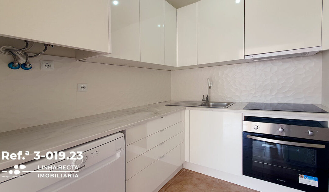 T2 remodelado, a estrear, cozinha completamente equipada, em Open Space, com 2 despensas, na Rua Luciano Carvalho – Refª 3-019.23