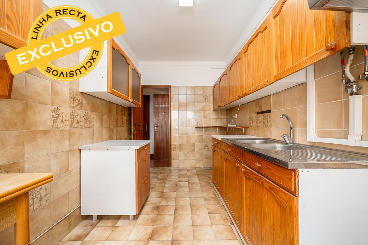 Apartamento T3, espaçoso e de construção robusta, em avenida central de Setúbal, Dufa, São Sebastião Refª 4-018.23