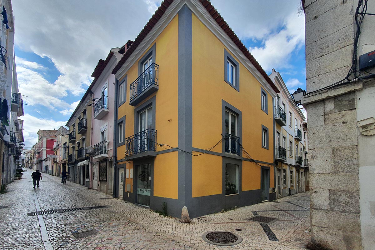 https://linha-recta.pt/2022/06/predio-no-centro-historico-de-setubal-com-uma-loja-e-dois-apartamentos-refa-pv-004-22/