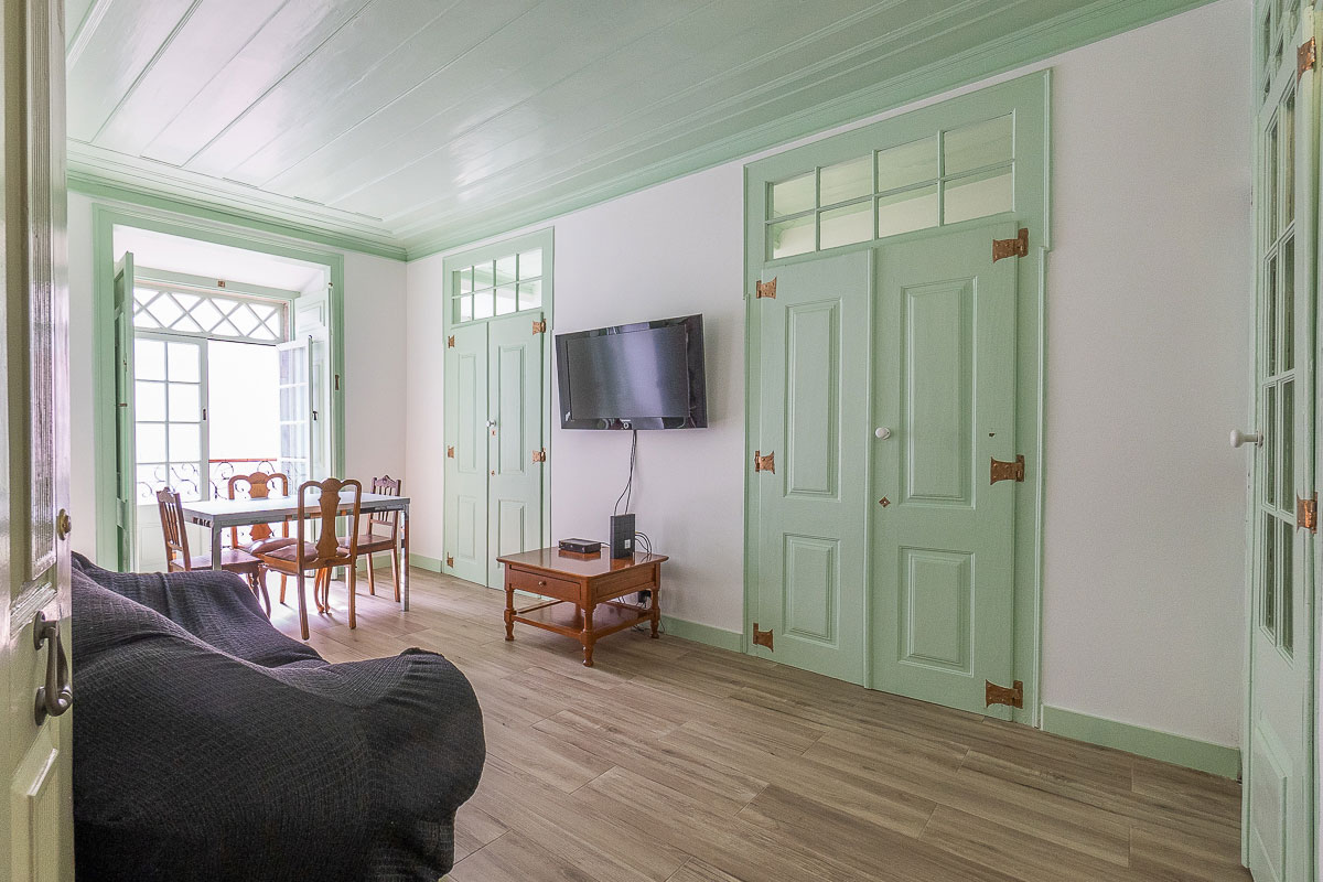 Apartamento T2, c/ sotão aproveitado, no centro histórico de Setúbal - Refª 3-017.24