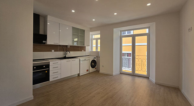 Apartamento T3, Duplex, remodelado, na Baixa de Setúbal - Refª 4-013.24