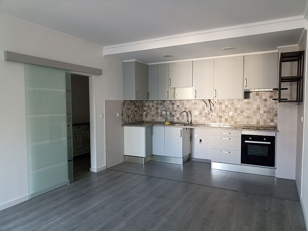 Apartamento de 3 assoalhadas, completamente remodelado, com elevador,na Tetra em Setúbal - Refª 3-006.25