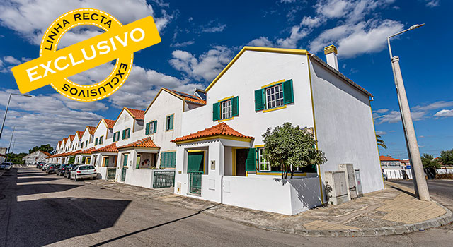 Moradia gaveto, muito estimada, com garagem, quintal e telheiro, em stº Ovídeo - Refª M4-003.25