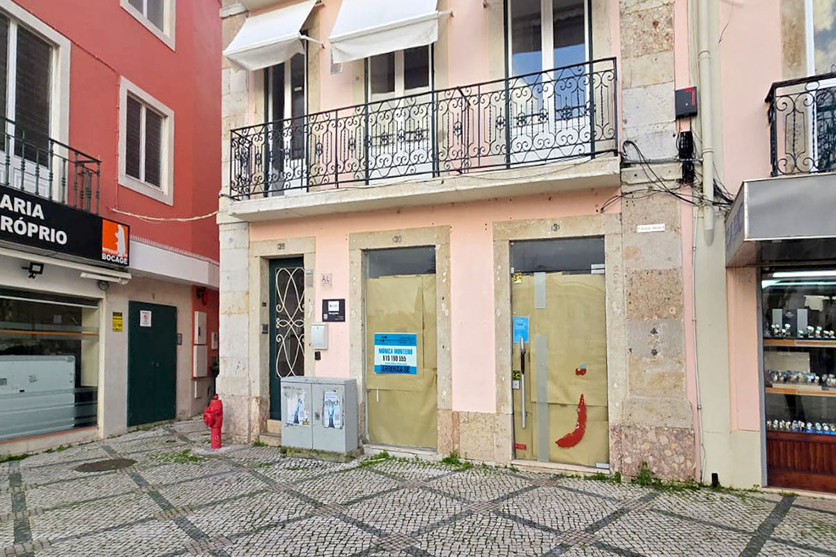 Loja, para arrendar, na Praça do Bocage em Setúbal - Refª LA-004.25