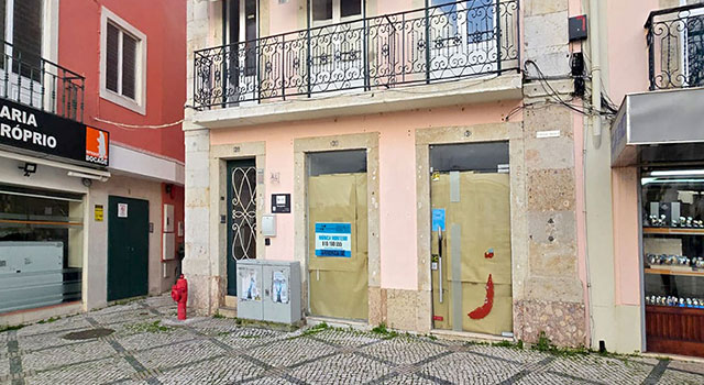 Loja, para arrendar, na Praça do Bocage em Setúbal - Refª LA-004.25