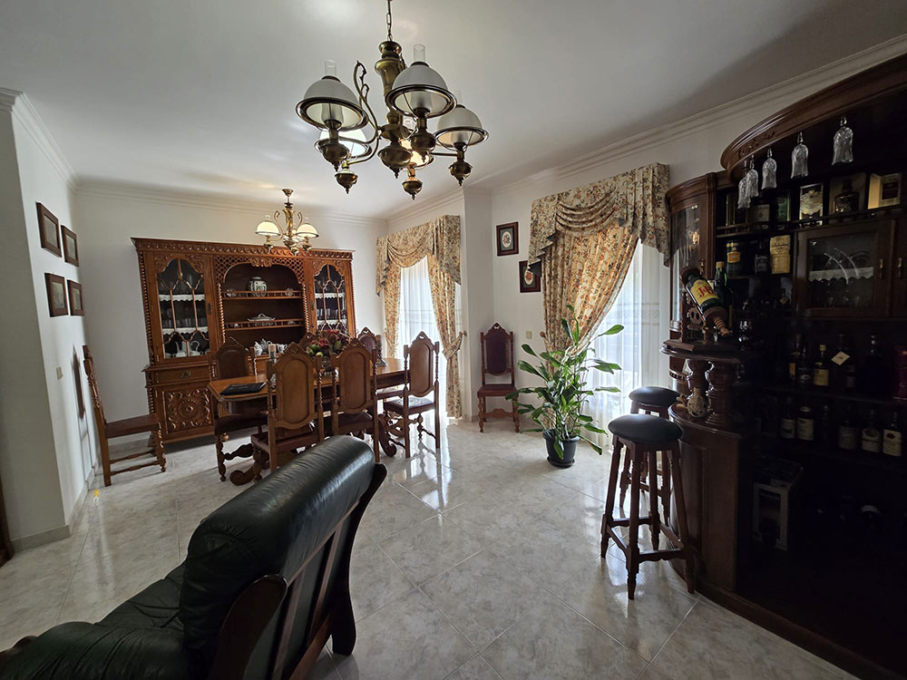 Apartamento T3, com 2 varandas e sotão, luz natural e em estado impecável, no Vale do Cobro em Setúbal - Refª 4-002.26
