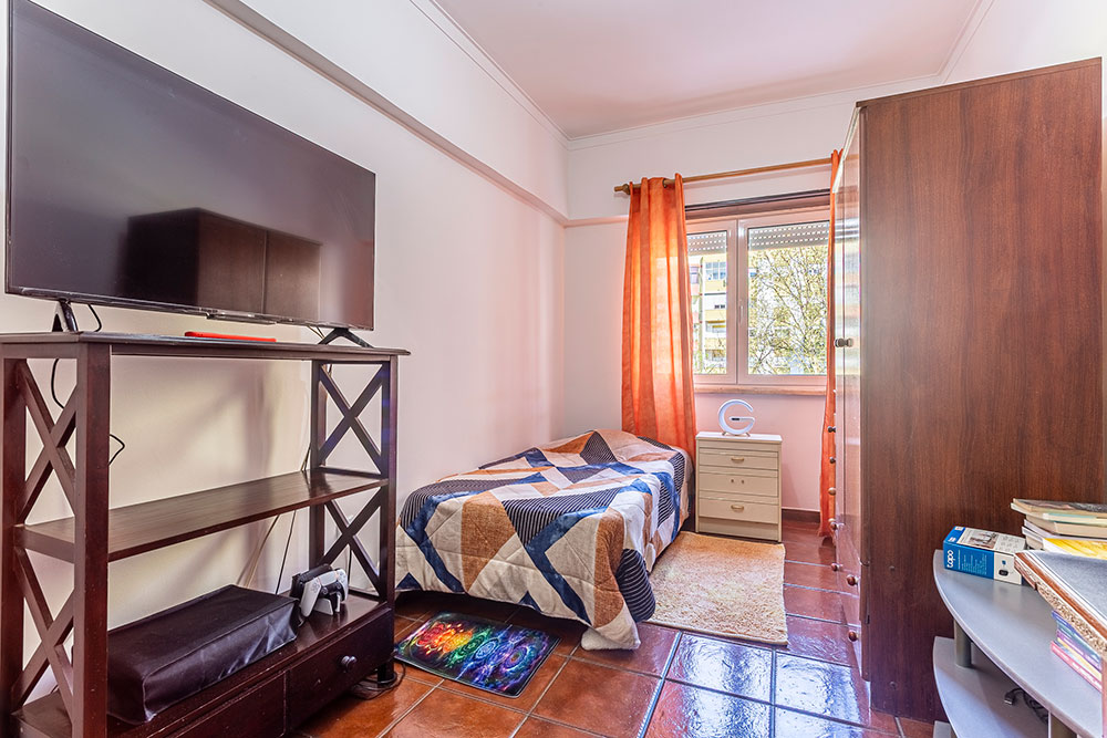 Apartamento T2, 1º andar com muita luz solar e construção robusta, no Bairro do Liceu em Setubal - Refª 3-002.26