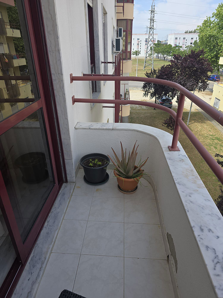 Apartamento T3, com 2 varandas e sotão, luz natural e em estado impecável, no Vale do Cobro em Setúbal - Refª 4-002.26
