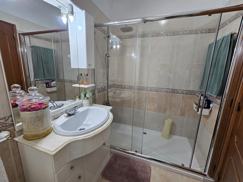Apartamento T3, com 2 varandas e sotão, luz natural e em estado impecável, no Vale do Cobro em Setúbal - Refª 4-002.26