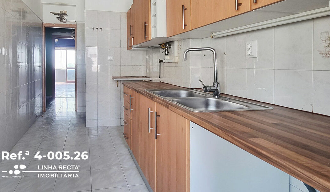Apartamento T3+1, com 2 varandas e sotão, no Seixal próximo dos barcos para Lisboa – Refª 4-005.26
