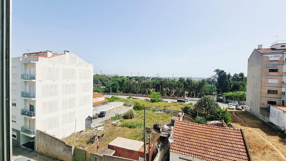 Apartamento T3+1, com 2 varandas e sotão, no Seixal, próximo dos barcos para Lisboa - Refª 4-005.26