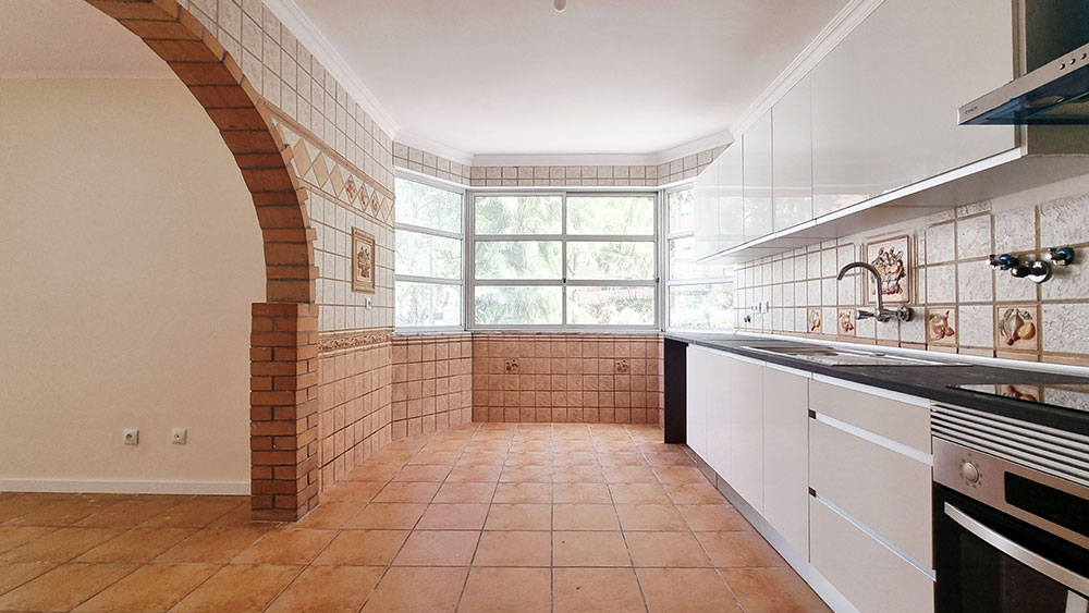 Apartamento T3, remodelado, pronto a habitar, a 7km de Lisboa - Refª 4-003.26