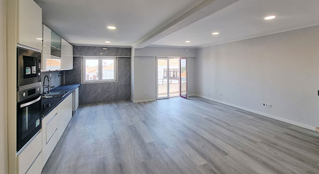 Apartamento T4, como novo, com 4 quartos, 2 varandas e 2 WC, a 5 min. da estação de comboio e barco para Lisboa - Refª 5-002.26 Apartamento T4, como novo, com 4 quartos, 2 varandas e 2 WC, a 5 min. da estação de comboio e barco para Lisboa - Refª 5-002.26