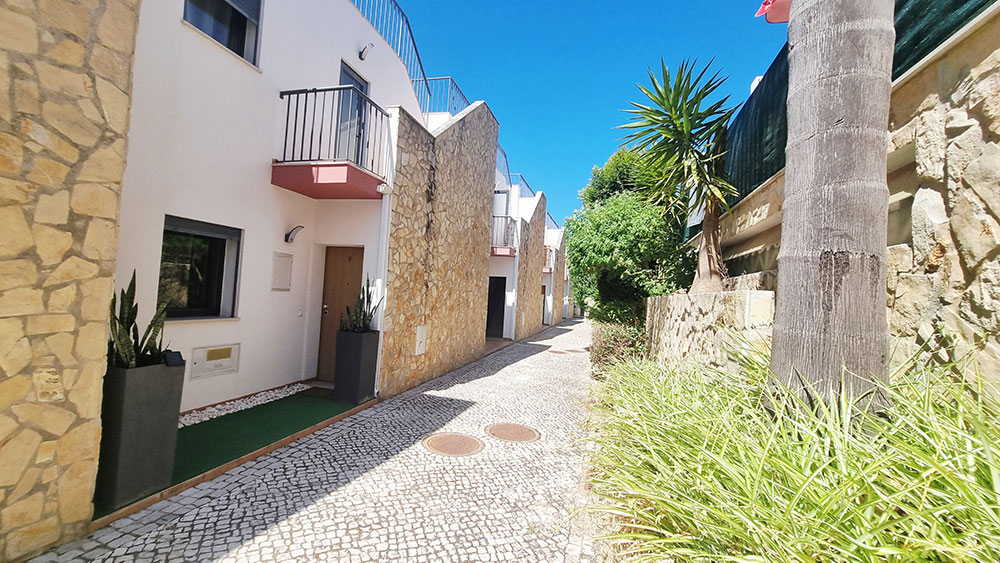 Moradia em Banda T2+1, em condomínio fechado, com grande garagem e piscina, na Guia, Albufeira - Refª M4-003.26 Moradia em Banda T2+1, em condomínio fechado, com grande garagem e piscina, na Guia, Albufeira - Refª M4-003.26