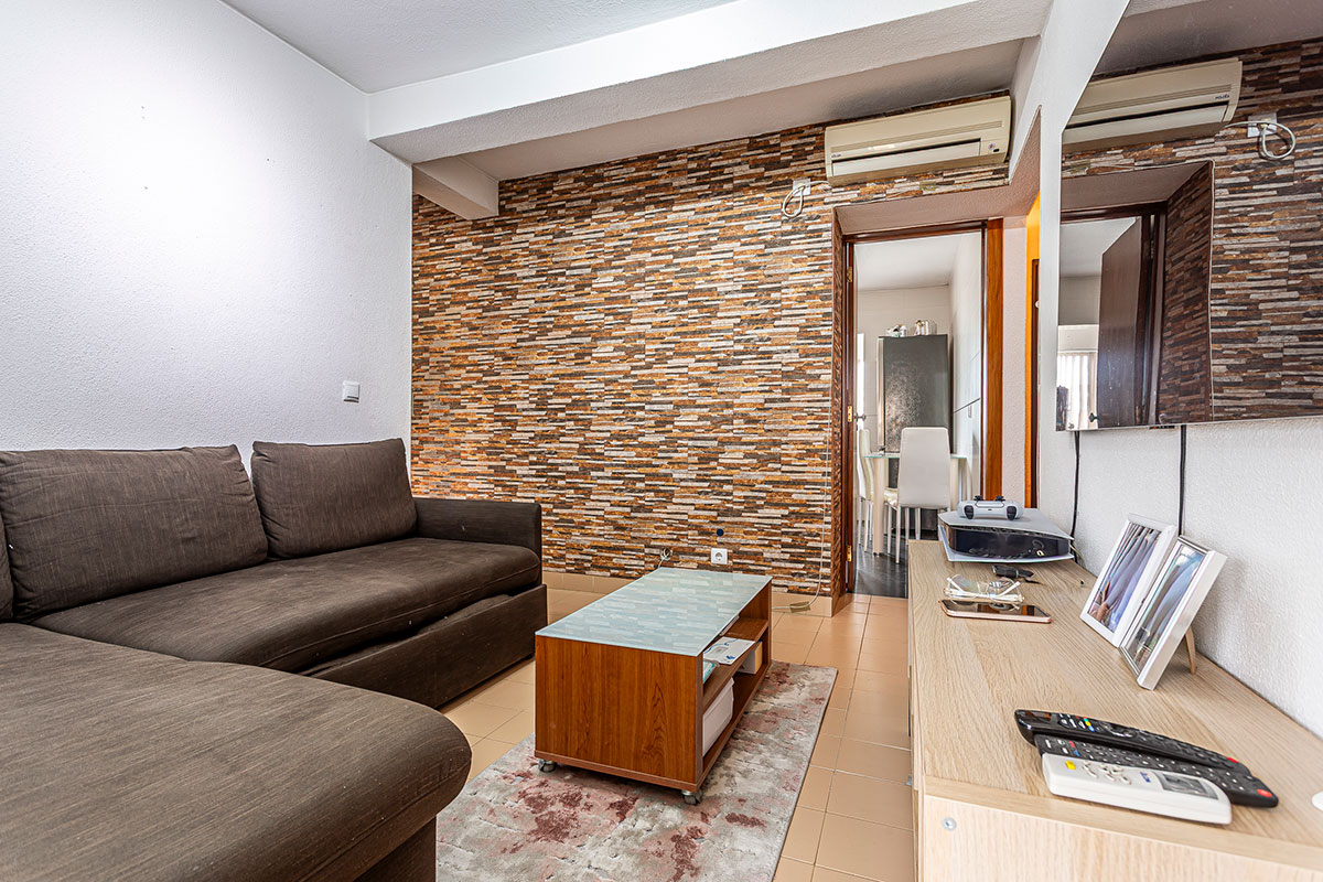 Apartamento T1, transformado em T2, na Praça de Portugal, em Setúbal, com inquilino até junho 2027, mobilado e equipado - Refª 2-002.26