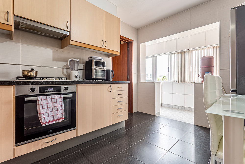 Apartamento T1, transformado em T2, na Praça de Portugal, em Setúbal, com inquilino até junho 2027, mobilado e equipado - Refª 2-002.26
