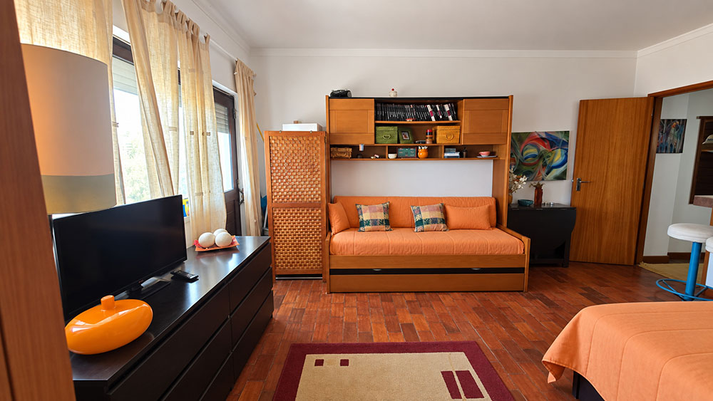 Apartamento T0, com vista mar, junto à Praia da California em Sesimbra - Refª 1-001.26
